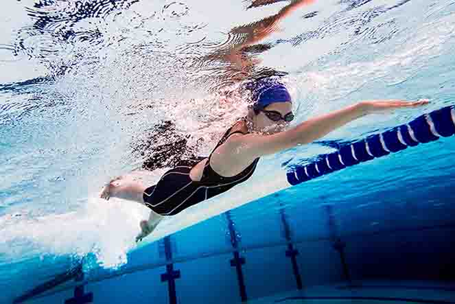 การว่ายน้ำ เป็นวิธีที่ปลอดภัยที่สุด สำหรับการออกกำลังกายบริหารเข่า เหมาะสำหรับคนที่ปวดหัวเข่า เจ็บเข่า หรือ เป็นโรคข้อเข่าเสื่อม เนื่องจากน้ำมีส่วนช่วยพยุงเข่าได้ ช่วยเสริมสร้างความแข็งแรงของกล้ามเนื้อเข่าได้เป็นอย่างดี ทั้งนี้อุณหภูมิของน้ำ ก็มีส่วนช่วยให้อาการปวดหัวเข่าดีขึ้นด้วย เช่น อุณหภูมิ 25 องศาเซลเซียส ช่วยให้ความสดชื่นแก่ร่างกาย อุณหภูมิ 35 องศาเซลเซียส ช่วยลดอาการปวดหัวเข้า หรือ ข้อตึง ข้อยึดได้