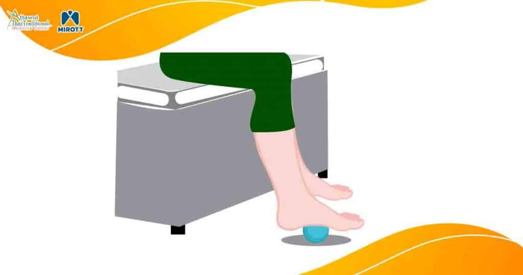 ท่าบริหารเท้า ช่วยอาการรองช้ำ 2

2. นอกจากเป็นเอ็นฝ่าเท้าอักเสบ นวดด้วยมือแล้ว ยังสามารถใช้อุปกรณ์ทรงกลม หรือ ทรงกระบอก ที่มีความแข็งแรง ใกล้ตัวเรา ช่วยนวดได้ด้วย เช่น ขวดน้ำพลาสติก, ท่อ PVC, ลูกเทนนิส ฯลฯ โดยใช้ฝ่าเท้าเหยียบ แล้วคลึงกับอุปกรณ์เหล่านี้ เพื่อยืดเอ็นฝ่าเท้าอักเสบ